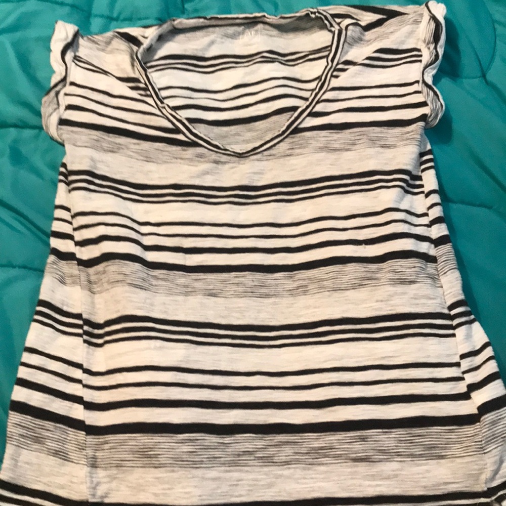 Black and white horizontal striped gap shirt